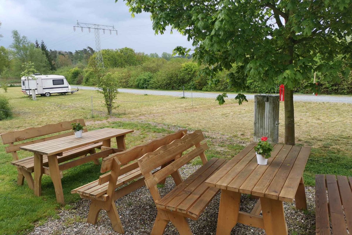 Campingplatz mit Bänken